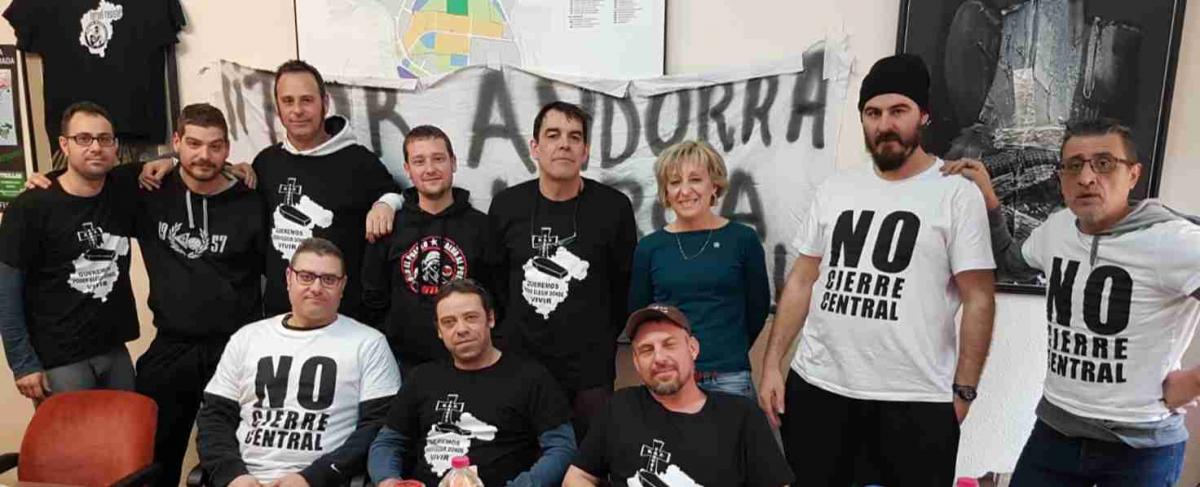 Ana Sanchez con los compaeros trabajadores de las contratas de Endesa